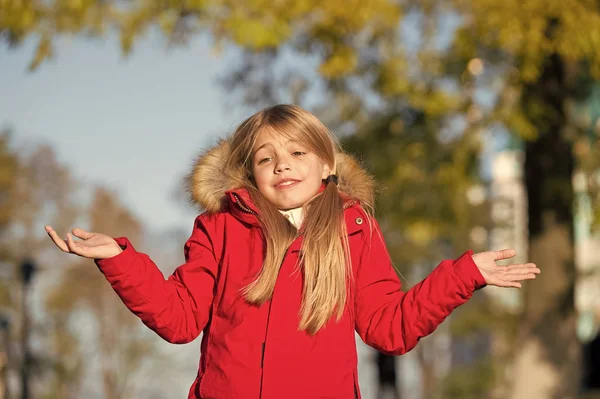 Bonne petite fille dans le parc d'automne. Une petite fille l'a fait par erreur. Oups. Même les plus sages d'entre nous peuvent faire une erreur. Les premières touches d'automne. Profitez d'une enfance heureuse — Photo