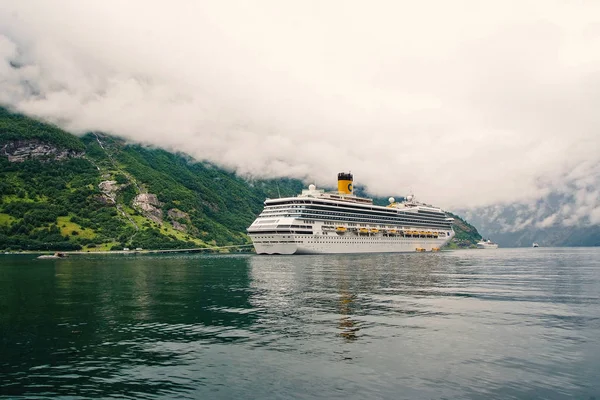 Cruiseschip in Noorse fjord. Passagiersschip aangemeerd in de haven. Reisbestemming, toerisme. Avontuur, ontdekking, reis. Vakantie, reis, wanderlust — Stockfoto