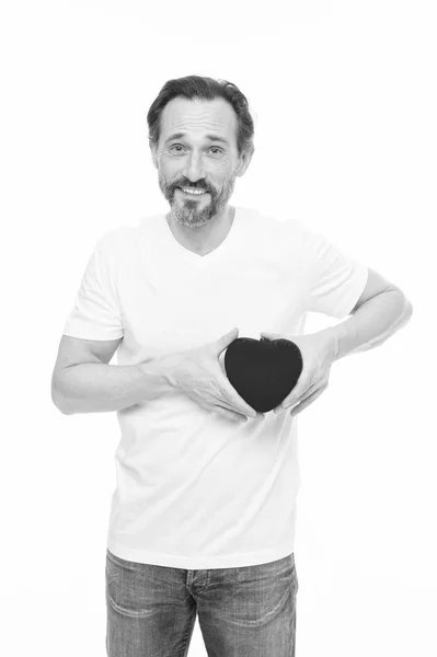 Prevenirea atacului de cord. Îndrăgostiţii ţin inima roşie de jucărie în mâini. Frumos om matur cu inima de Valentine zi. Probleme cardiace și asistență medicală. Poate această durere de inimă va fi bună pentru el. — Fotografie, imagine de stoc