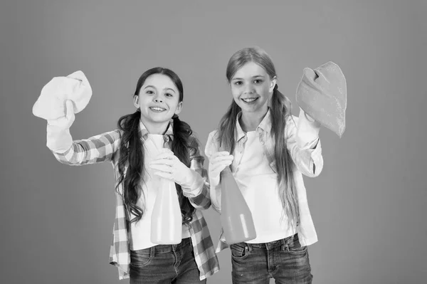 Niños limpiando juntos. Agradable y ordenado. Chicas con spray de niebla y trapo listo para la limpieza. Obligaciones domésticas. Pequeño ayudante. A las chicas lindas les encanta limpiar. Mantenlo limpio. Hoy estamos de servicio. — Foto de Stock