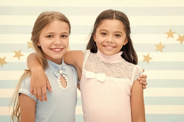 Vriendschap en beste vrienden. kleine meisjes zijn beste vrienden. vriendschap van kleine meisjes. helder moment samen. — Stockfoto