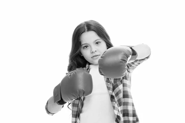 Concepto de poder femenino. Guantes de boxeo para niños aislados blancos. La boxeadora infantil se defiende. Actividad deportiva. Práctica de boxeo. Movimiento feminista. Estrategia de autodefensa. Atacar y defender las habilidades. Defiéndete — Foto de Stock