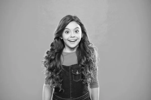 Kid menina longo cabelo brilhante saudável usar roupas casuais. Menina animado rosto feliz. Kid feliz bonito rosto se sente animado fundo azul. Uma excitação sincera. Momentos emocionantes. Emoção de excitação — Fotografia de Stock