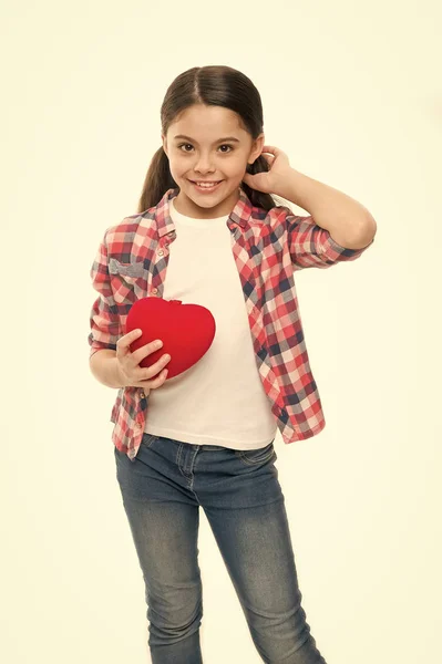 Memiliki masalah jantung dan sakit hati. Gadis kecil memegang hati merah. Anak kecil mengekspresikan cinta pada hari valentine. Gadis manis jatuh cinta. Selamat hari valentine. Merasakan irama jantung — Stok Foto