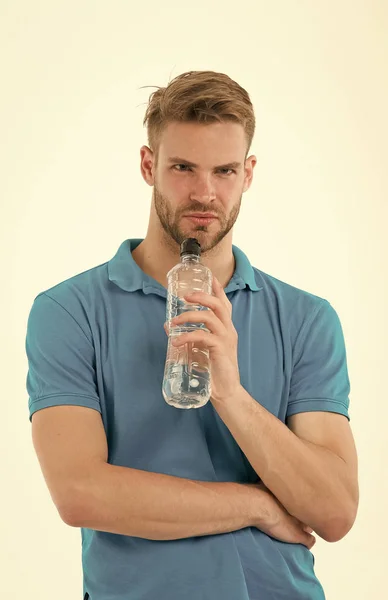 Tazelik büyük çalışmadan sonra yudum. Adam atlet tutun su şişesi. Eğitimden sonra atlet içecek su. Adam atlet tutun şişe. Sporcu bakım nemlendirici vücut. Atlet sağlıklı yaşam konsepti — Stok fotoğraf