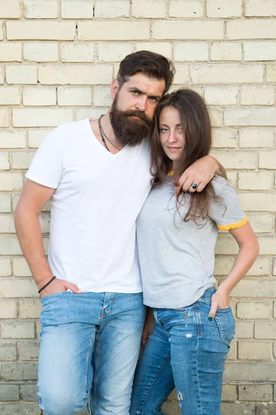 Pareja casual enamorada. Pareja disfrutar el uno del otro cita romántica. Hombre barbudo y abrazo de chica. Pareja en el amor cita romántica abrazo al aire libre luz de ladrillo fondo de la pared. Verdadera amistad y apoyo — Foto de Stock