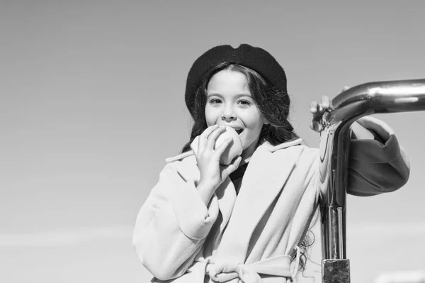 Buona alimentazione essenziale buona salute. La ragazzina mangia la mela. Dieta sana. Spuntino mentre cammini. Salute e nutrizione dei bambini. Benefici per uno spuntino salutare. Spuntino tra pranzo e cena. Facendo merenda — Foto Stock