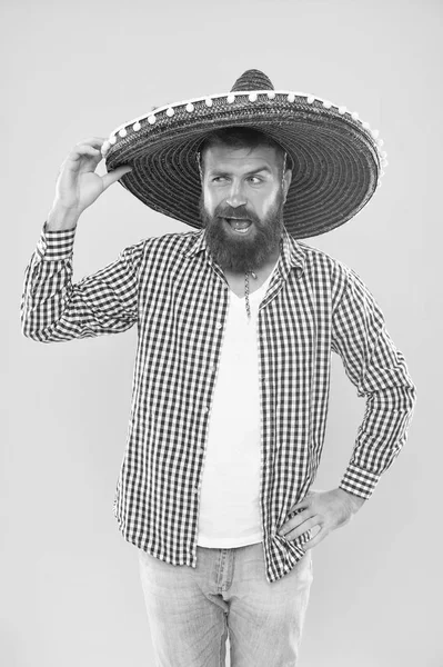 Дивлячись прохолодно. Він знаходиться в коханні з mexican стиля. Hipster в широкому вщерть капелюх. Мексиканські людина носіння сомбреро. Бородатого мужчини в мексиканські капелюхом. Традиційні модний аксесуар для мексиканських костюмований бал — стокове фото