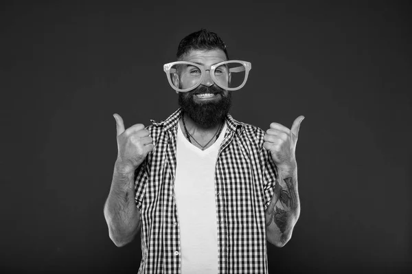 Menschliche Stärken und Tugenden. positive Stimmung. Positive Psychologie. Lebensprobleme lächelnd überwinden. Glück und positive. Bleiben Sie positiv. Mann brutal bärtiger Hipster trägt lustiges Brillen-Accessoire — Stockfoto