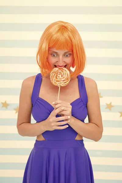 Chica loca de humor juguetón. modelo pinup feliz con piruleta en la mano. Chica de moda con pelo naranja divertirse. Chica guay con piruleta. Mujer sexy. Mucha diversión. Loca fiestera. Tiempo de diversión — Foto de Stock