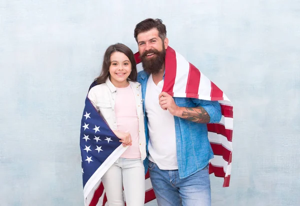 Giorno di indipendenza giorno festivo. Come festeggiano gli americani il giorno dell'indipendenza. Padre e figlia con bandiera USA. Famiglia patriottica. Il giorno dell'indipendenza è la possibilità per i membri della famiglia di riunirsi e rilassarsi — Foto Stock