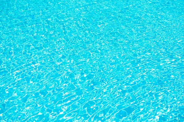 Tempo despreocupado perto da piscina. piscina ondulado água. férias de verão. piscina do hotel de luxo. fundo de água do mar. ondas azuis de água do mar. vida na praia malibu. oceano subaquático. Maldivas paraíso resort — Fotografia de Stock