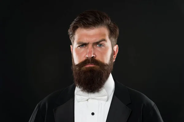 Concept de salon de coiffure. Cultivez la moustache. Cultiver et entretenir la moustache. Homme barbu hipster avec moustache. Guide de toilettage de barbe et de moustache. Hipster beau barbu attrayant gars fond noir — Photo