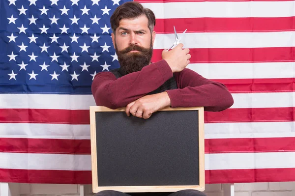 Estilo americano. Cabeleireiro americano cabeleireiro ou cabeleireiro fundo bandeira americana. Homem barba e bigode segurar tesoura e espaço cópia quadro. 4 de Julho. Corta o cabelo aqui. Horas felizes — Fotografia de Stock