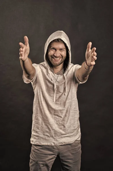 Lycklig man med utsträckta händer. Skäggig man med skägg slitage huva. Mode modell leende i Huvtröja tshirt. Aktiv livsstil och hälsa aktivitet. Fashion stil och trend-konceptet, vintage filter — Stockfoto