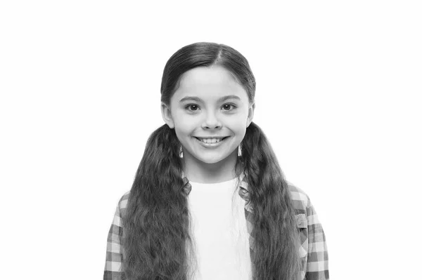 Cree en lo que tu cabello puede hacer. Niña con peinado de cola de caballo con estilo. Niño pequeño con el pelo moreno. Linda chica con peinado largo. Modelo de cabello pequeño con aspecto de belleza. Peluquería para niños —  Fotos de Stock