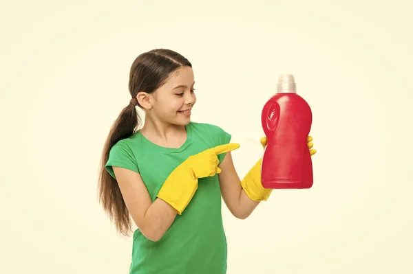 Ajuda a limpar. Use o produto profissional para limpeza. Limpeza útil do produto. Material de limpeza. Menina em luvas de borracha para limpeza segurar grande garrafa de plástico sabão químico fundo branco líquido — Fotografia de Stock