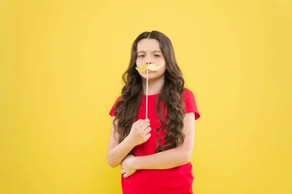 Um lindo bigode. Alegria felicidade e conceito divertido. Cara de sorriso feliz de cabelo comprido. Férias de verão. Diversão e humor. Menina criança despreocupada se divertindo. Divirta-se com adereços de cabine de fotos. Cuidados faciais — Fotografia de Stock