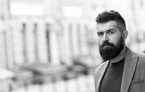 Zakenman het nemen van taxi terwijl buiten stedelijke achtergrond. Man met baard hipster casual stijl wachten op een taxi. Een man in het centrum van de straat. Op zoek naar vervoer. Bushalte. Taxi nemen — Stockfoto