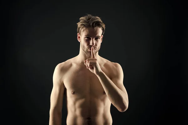 Silencio y concepto secreto. El deportista muestra un gesto silencioso con el dedo. Hombre barbudo con pecho y vientre sexy. Atleta culturista con torso en forma. Entrenamiento y actividad de entrenamiento en el gimnasio —  Fotos de Stock