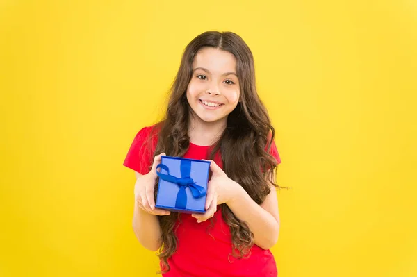 Me siento agradecido por el buen regalo. Sorpresa y agradable caja de regalo. Niño feliz bodega caja de regalo. Niña encantada regalo. Sorpresa inesperada. Celebra el cumpleaños. Los niños adoran el regalo de cumpleaños. Bono extra —  Fotos de Stock