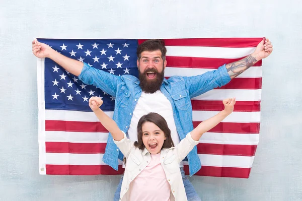 Familia patriótica. El día de la independencia es la oportunidad para que los miembros de la familia se reúnan y se relajen. Día de la Independencia festivo. 4 de julio. Los estadounidenses celebran el día de la independencia. Bandera padre e hija USA — Foto de Stock