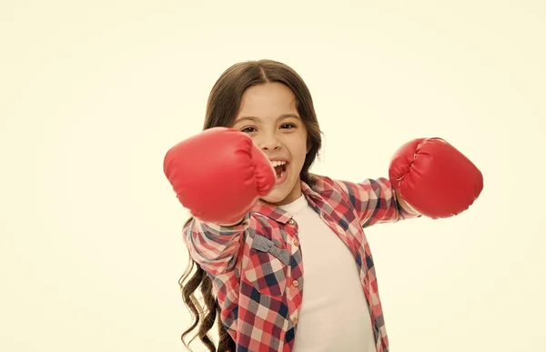 Kız güç ve Feminizm genel kavram. Mutlu bir çocukluk üzerine beyaz izole eldiven boks. Çocuk boksör ile eğlenmek için uzun saç boks. Spor aktivite ve eğlence eğlence. Boks beceri pratik. Feminist yetiştirme — Stok fotoğraf