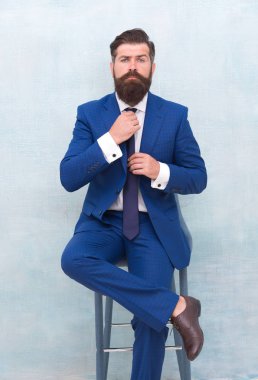 Kravatı ayarlayın. Başarılı ve başarı için motive. İş adamı sakallı moda takım elbise giymek. İşadamı yönetici resmi kıyafet. İş konsepti. Kendine güven. İş adamları için görüntü oluşturucu