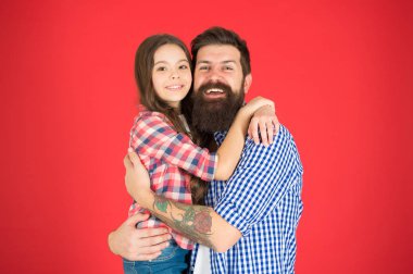 Ailem benim ilham kaynağım. baba ve kızı kucaklamak. Küçük çocuk babasını seviyor. Babalar günü. çocuk günü. Aile bağları. babası ile mutlu küçük kız. mutlu tatlı ile baba. O benim babam.