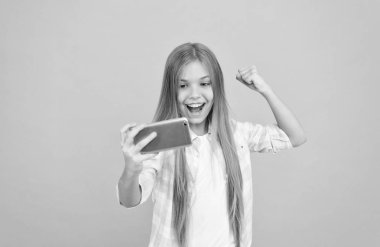 Heyecan verici video mesajı. Şirin cep telefonu teknoloji Kullanıcı. Cep telefonu kullanan küçük kız. Küçük kız çocuğu ile smartphone. Çok güzel çocuk öğrenme yeni teknoloji. Tarassut video üstünde hareket eden aygıt