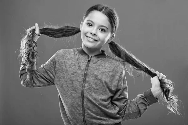 Kleines Kind lange Haare. Charmante Schönheit. Mädchen aktives Kind mit langen wunderschönen Haaren. starkes und gesundes Haarkonzept. wie man lockiges Haar behandelt. schöne und ordentliche Frisur. Einfache Tipps zur Frisur für Kinder — Stockfoto