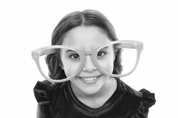 目の視力を改善するための演習。女の子の子供は大きな眼鏡を着用します。視力と健康。光学・視力治療。効果的な運動の目はズームします。視力のよい幸せな子。レーザー矯正 — ストック写真