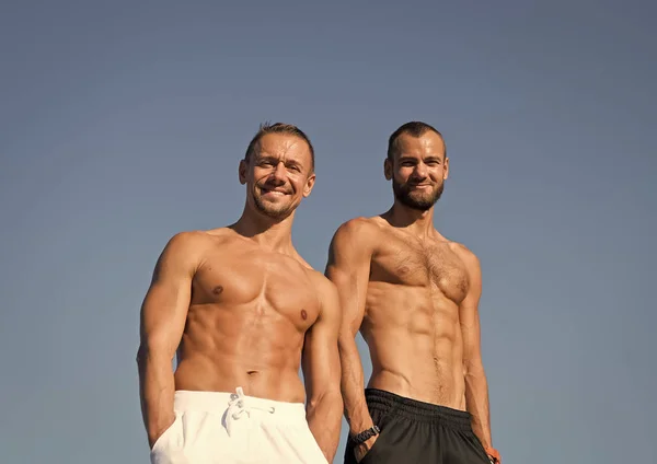 Somos uno. Hombres fuertes y musculosos. Apto para hombres con torsos musculares. Actividades deportivas y de salud. La primera riqueza es la salud. Juntos más fuerte — Foto de Stock