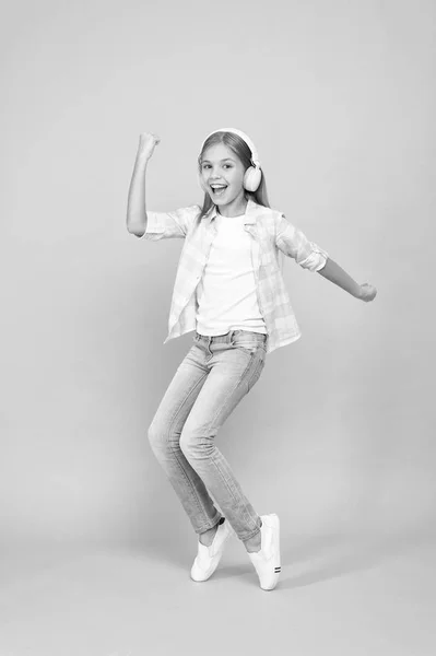 La música es felicidad para ella. Bailarina. Feliz niña bailando música. Niña escuchando música en auriculares. Lindo niño disfrutando de música de baile feliz. Irrumpiendo en un baile — Foto de Stock