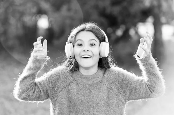 Słuchaj w stylu. Małe dziecko dziewczyna noszenia słuchawek. Szczęśliwe dziecko, aby słuchać muzyki w podróży. Zewnątrz urocza dziewczynka. Wszystko, co ona chce usłyszeć to muzyka — Zdjęcie stockowe