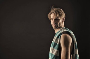 Eğitimden sonra havlu ile atlet. Fitness sporcu şort Sığdır gövde ile. Kas göğüs ve karın seksi adam. Spor ve sağlık. Hijyen veya sağlık ve welness kavramı, vintage, kopya alanı