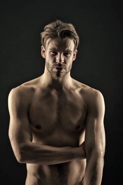 Egzersiz ve spor salonunda eğitim etkinliği. Seksi göğüs ve karın ile vücut geliştiricisi. Adam atlet Sığdır gövde ile. Sporcu altı paketi ve ab kas göster. Spor, welness ve fitness kavramı, vintage filtre