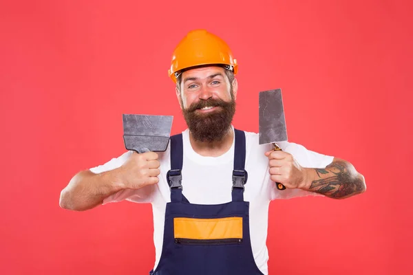 Homem trabalhador barbudo reparando na oficina. Inspector capataz. Reparação e renovação. Arquitecto engenheiro. Trabalhador de chapéu duro. Construtor trabalhador regular no capacete segurar ferramentas. Reparação rápida. Dicas de reparação — Fotografia de Stock