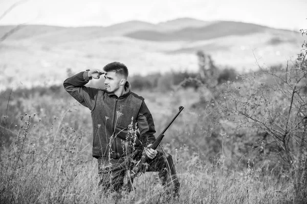 Szakállas vadász költsön szabadidős vadászatot. Hunter tartani puska. Fókusz és a koncentráció a tapasztalt vadász. Vadászati és csapdázási idény. Ember brutális ivarirányítói természetű háttér. Vadászati engedély — Stock Fotó