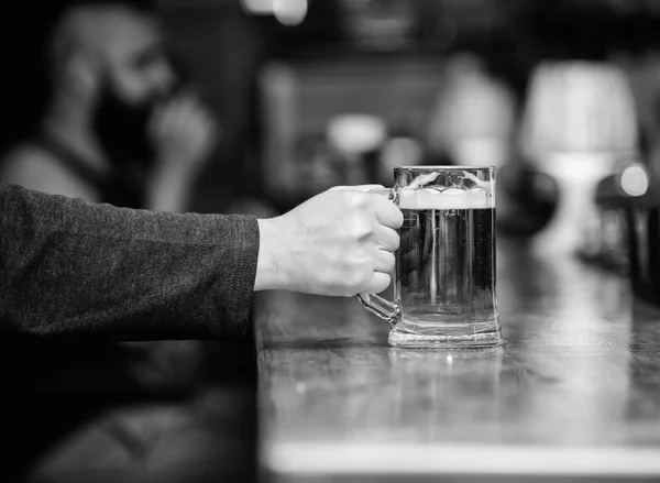 Cuma Eğlence geleneği. Bira pub konsepti. Hafta sonu bir yaşam tarzı. Bira bardağı bar sayaç üzerinde arka plan defocused. Taze bira fıçı bira ile köpük bardak. Kupa ile lezzetli bira dolu çubuk — Stok fotoğraf