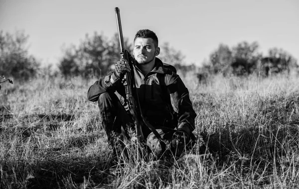 Descanse para el concepto de hombre real. Cazador con rifle relajante en ambiente natural. Cansado pero satisfecho. Fin de temporada. Hunter disfrutar de la naturaleza vista. Caza ocio hobby. Hunter satisfecho con la captura relajante — Foto de Stock