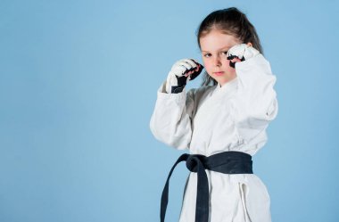 Nakavt. çocuklar için enerji ve aktivite. Kung Fu pratik. mutlu çocukluk. tek mücadele de spor başarısı. Dövüş sanatları üniformalı kız. gi spor giyim küçük kız. kopya alanı. Savaşmaya hazır
