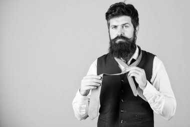 Bir kravat yapıyorsun. Kendine güvenen iş adamı. Sakallı adam resmi iş tarzı giyinme. İş toplantısı için kravat bağlama hippi. İş elbiseleri ve aksesuarları için girişimciler, kopya alanı