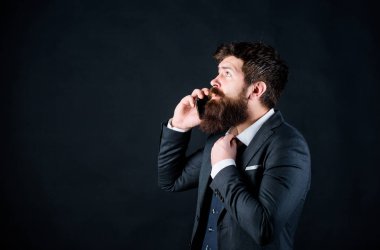 İşadamı iyi bakımlı olgun adam akıllı telefon tutun. Adam arkadaş arama siyah arka plan standı. Mobil arama konsepti. Resmi takım elbise birini çağırır. Mobil arama konuşması. Mobil görüşmeler
