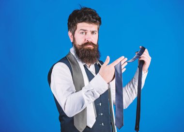 Sakallı ama zarif. Uzun sakallı hipster boyunluk seçimi. Sakallı adam kravat tutuyor. Traşsız sakallı yüz ve bıyık lı saçları moda aksesuarlarıile neşeli adam