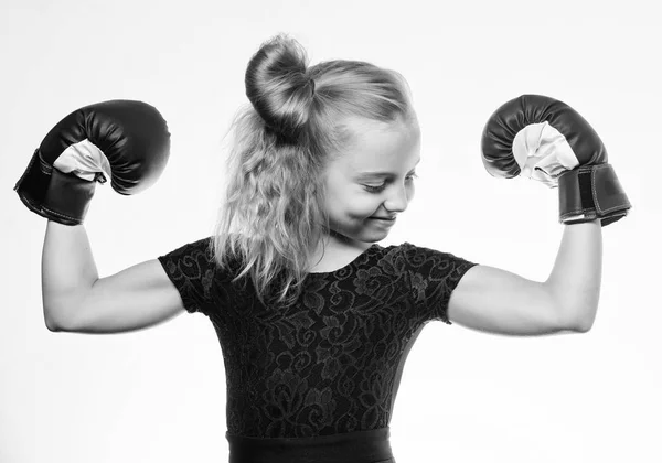 Boxe infantil forte. Esporte e conceito de saúde. Desporto de boxe para mulheres. Sê forte. Menina criança com luvas azuis posando no fundo branco. Educação desportiva. Educação para a liderança e vencedor — Fotografia de Stock