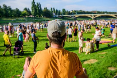 Basit rahat tarzı. Hipster rahat rahat giysiler giyiyor arka görünümünde. Hipster tatil sırasında rahat hissediyor. Yaz sezonunun keyfini şık ve konforlu