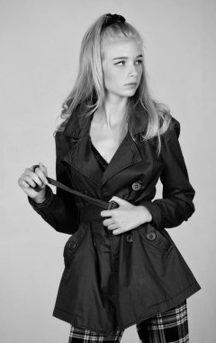 Kadın makyajı, sarı saçlı, yakalı poz veren biri. Kıyafetler ve aksesuarlar. Manken kızlar bahar ve sonbahar sezonunda ceket giyerler. Trençkot modası. Bir konsepti olmalı. Modaya uygun bir ceket.