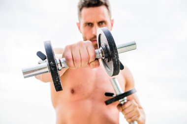 Egzersiz konsepti. Sağlıklı bir vücutta sağlıklı bir zihin. Dambılla egzersiz icra eden kaslı bir adam. Halter egzersizi. Harika olmaya cesaret edin. Sporcu güçlü pazı triceps. Jimnastik egzersizi. Egzersiz fitness spor