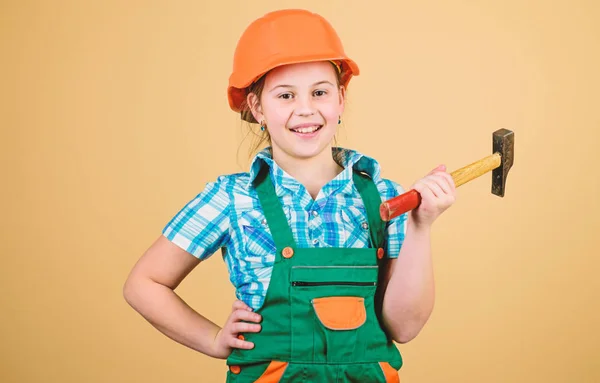 Desenvolvimento de cuidados infantis. Profissão futura. Arquiteto engenheiro construtor. Miúda construtora. Construa você mesmo o seu futuro. Iniciativa criança menina chapéu duro construtor de capacete trabalhador. Ferramentas para melhorar a si mesmo — Fotografia de Stock